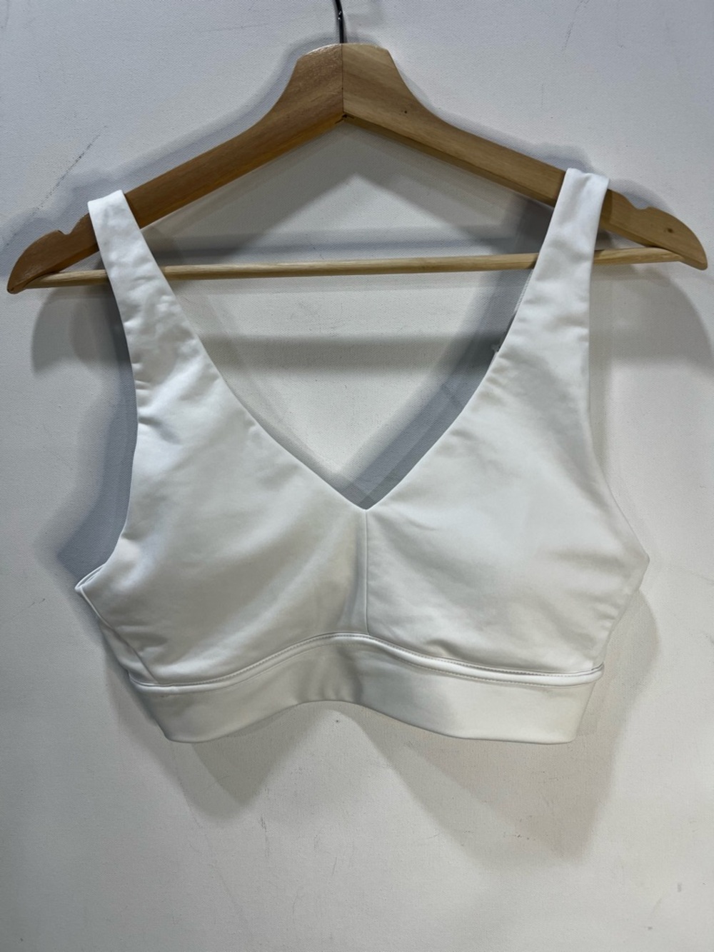 Fabletics White Sports Bra – Size Small (approx. 32–34) – Adjustable Hook Back.